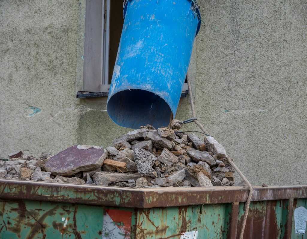 Zsyp do gruzu w bloku — kiedy warto go zamówić i jak bezpiecznie z niego korzystać?